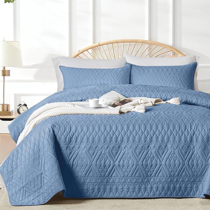 Akkialla King/Cal King Quilt Set, Boho Style in a Solid Color, Bluish Grey Lightweight Microfiber Bedspread, Soft and Breathable Coverlet for All Seasons, 3-Piece Bedding Set (1 Quilt, 2 Pillow Shams)