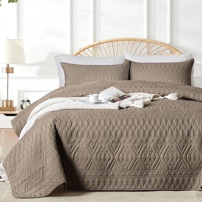 akkialla Full/Queen Size Quilt Bedding Set,Mocha Brown Lightweight Microfiber Soft Bedspread,Modern Style Geoetric Pattern Coverlet Set for All Seasons,3 Piece(1 Quilt,2 Pillow Shams)
