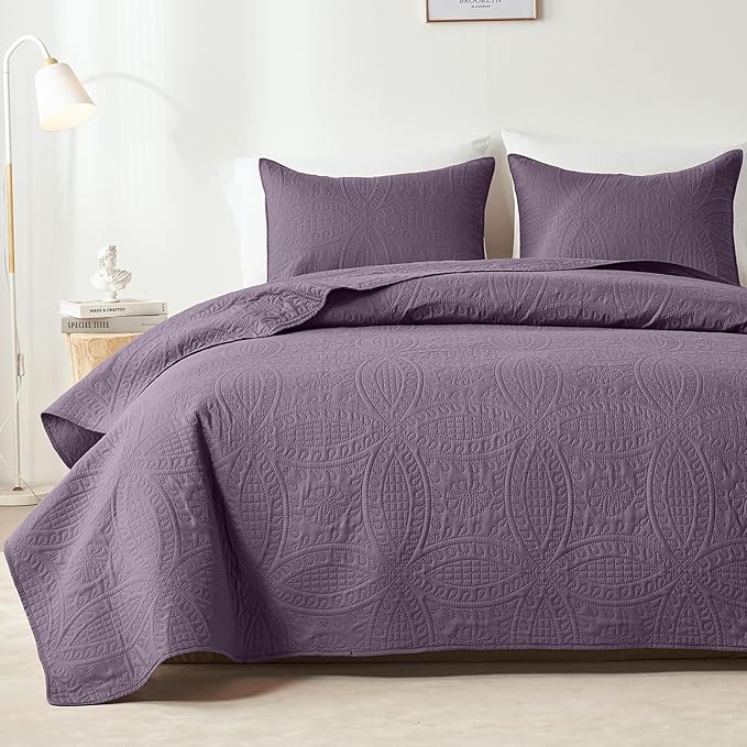 akkialla 118"x106" Grayish Purple California King Quilt Set, Oversized Floor-Length Bedspread, Modern Coin Pattern Microfiber Coverlet, 3-Piece All Season Bedding with 2 Pillow Shams