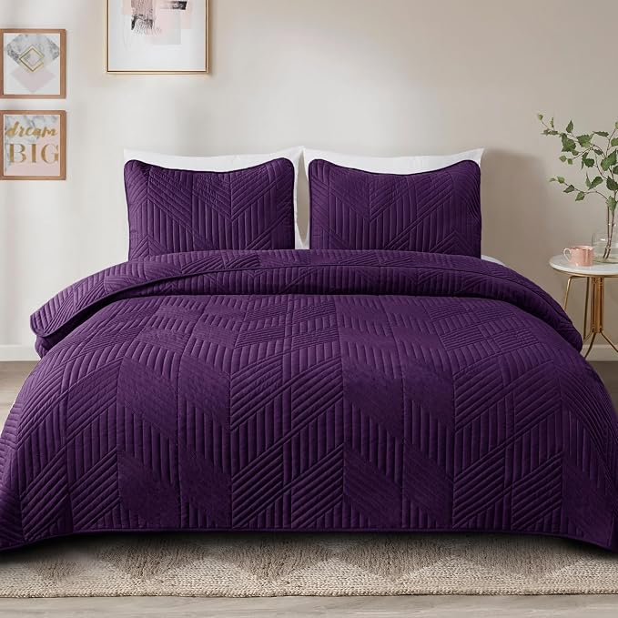 Exclusivo Mezcla California King Quilt Bedding Set, Deep Purple | Lightweight Bedspreads, Soft Microfiber, Modern Geometric Coverlet, All Season Bed Cover, 1 Quilt and 2 Pillow Shams