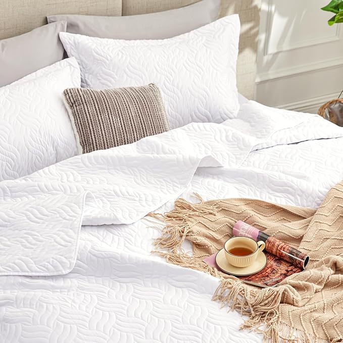 Love's cabin Twin Quilt Set White Bedspreads - Soft Bed Summer Lightweight Bedspread Comforter - Modern Style Wave Pattern Coverlet for All Season - 2 Pieces (1 Quilt, 1 Pillow Sham)