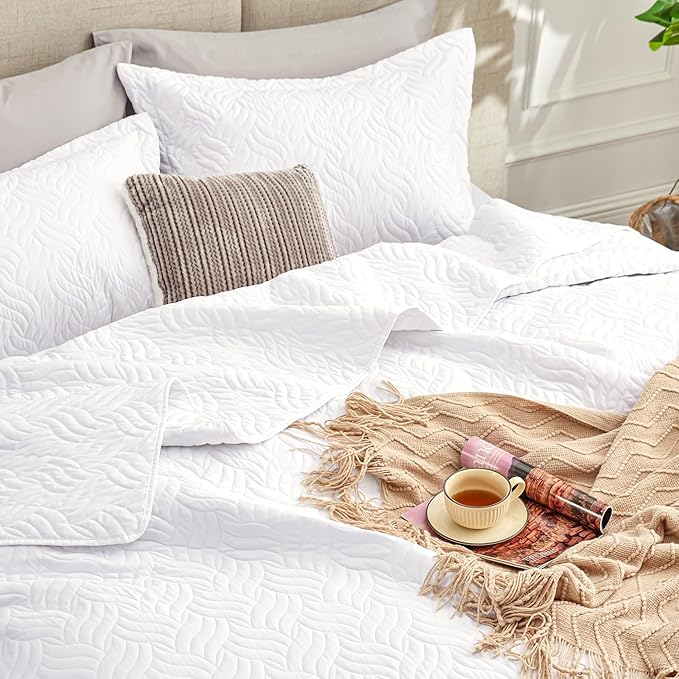Love's cabin King Size Quilt Set White Bedspreads - Soft Bed Summer Lightweight Bedspread Comforter - Modern Style Wave Pattern Coverlet for All Season - 3 Pieces (1 Quilt, 2 Pillow Shams)