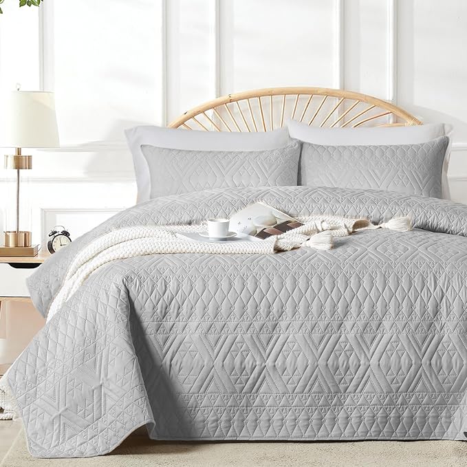akkialla King/Cal King Size Quilt Bedding Set,Light Grey Lightweight Microfiber Soft Bedspread,Modern Style Geometric Pattern Coverlet Set for All Seasons,3 Piece(1 Quilt,2 Pillow Shams)