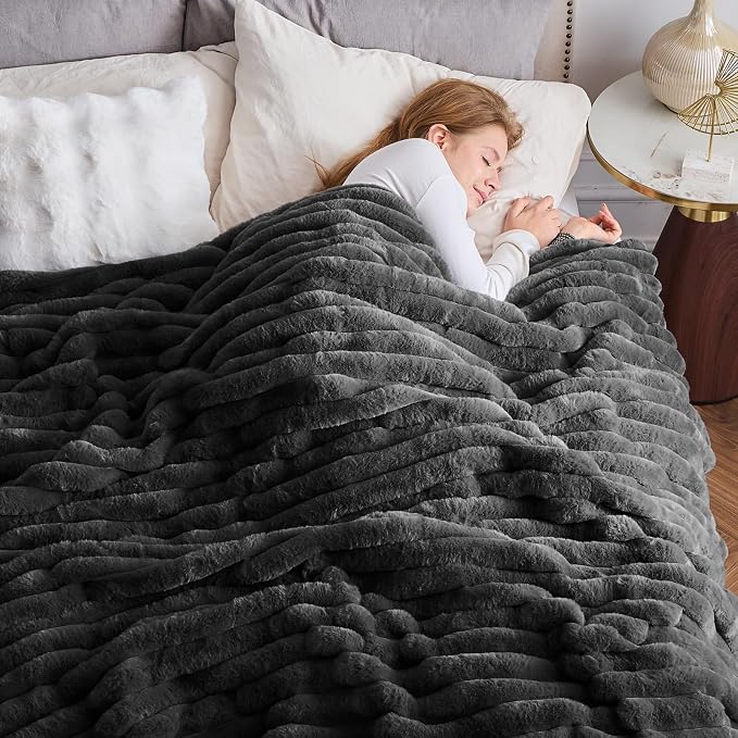 NEWCOSPLAY Faux Fur Ribbed Throw Blanket for Couch, Grey, 50"x60" | Plush Soft Thick Warm Blanket for Couch Sofa Bed 850GSM, Fluffy Cozy Luxury Decorative Throw, Gift for Women Men