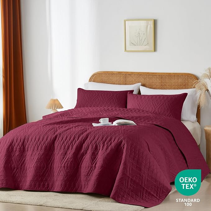akkialla King/Cal King Quilt Set, Burgundy Lightweight Microfiber Bedspread Coverlet, Boho Geometric Pattern, Soft All-Season Bedding, 3-Piece (1 Quilt, 2 Pillow Shams)
