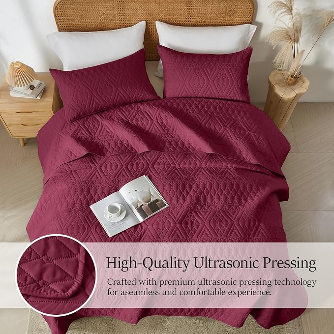 akkialla King/Cal King Quilt Set, Burgundy Lightweight Microfiber Bedspread Coverlet, Boho Geometric Pattern, Soft All-Season Bedding, 3-Piece (1 Quilt, 2 Pillow Shams)