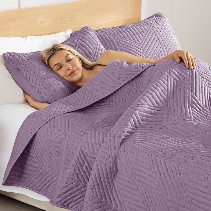 Exclusivo Mezcla California King Quilt Bedding Set, Dusty Lavender | Lightweight Bedspreads, Soft Microfiber, Modern Geometric Coverlet, All Season Bed Cover, 1 Quilt and 2 Pillow Shams
