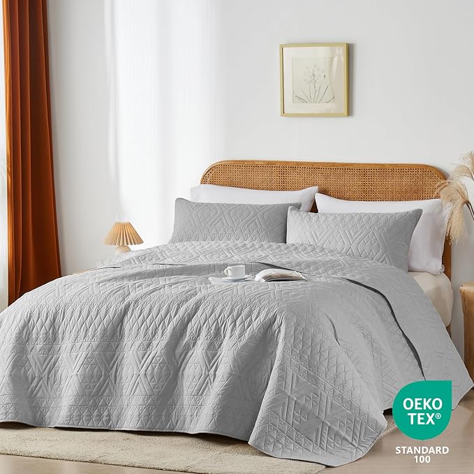 akkialla King/Cal King Size Quilt Bedding Set,Light Grey Lightweight Microfiber Soft Bedspread,Modern Style Geometric Pattern Coverlet Set for All Seasons,3 Piece(1 Quilt,2 Pillow Shams)