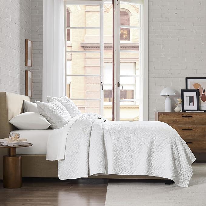 palassio White 100% Cotton Quilt California Cal King Size Bedding Sets with 2 Pillow Shams, Oversized Lightweight Textured Farmhouse Bedspread Soft Shabby Chic Coverlet for All Season, 3 Pieces