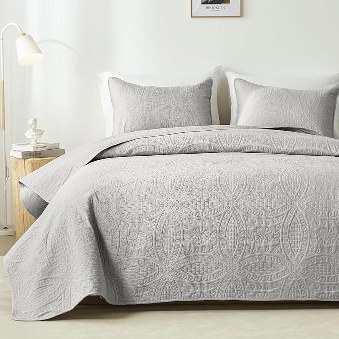 akkialla King Size Quilt Set,Light Grey Ultrasonic Bedspread,Lightweight Soft Coverlet with Modern Coin Pattern,All Season California King Bedding Set,3 Piece Set(1 Quilt,2 Pillow Shams)