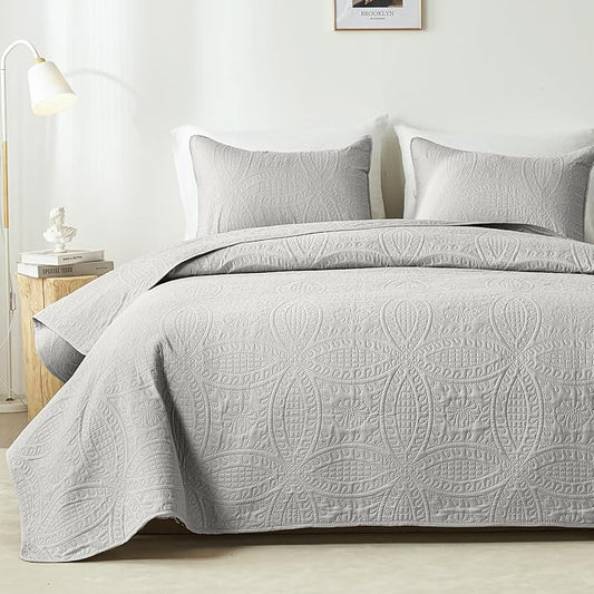 akkialla King Size Quilt Set,Light Grey Ultrasonic Bedspread,Lightweight Soft Coverlet with Modern Coin Pattern,All Season California King Bedding Set,3 Piece Set(1 Quilt,2 Pillow Shams)