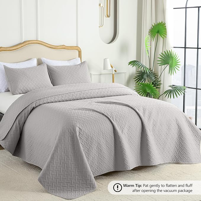 FLYMME Queen Quilt Bedding Set Light Grey Lightweight Bedspreads Full Size,Modern Style Geometric Weave Stripe Pattern,Soft Microfiber Bed Coverlet for All Season (1 Quilt, 2 Shams)