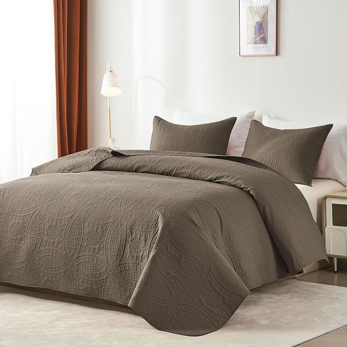 akkialla Mocha Brown Twin Quilt Set,Ultrasonic Lightweight Bedspread Coverlet for Modern Minimalist Bedroom,Soft Microfiber Coin Pattern Bedding,2-Piece (1 Quilt,1 Pillow Sham)