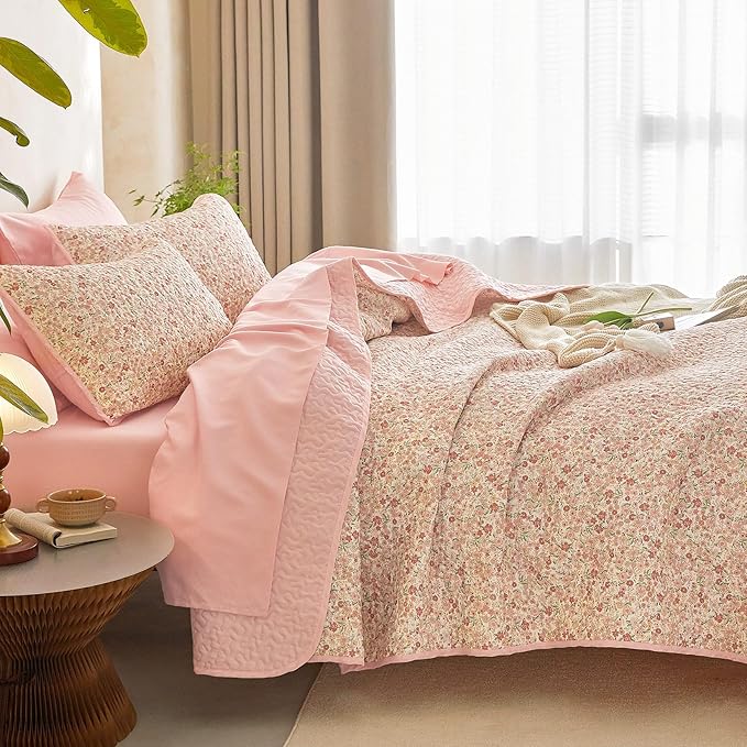 Wake In Cloud - Floral Quilt Set, Cute Vintage Flower Cottagecore Shabby Chic for Women Teen Girls, Reversible Lightweight Bedspread Coverlet, 3 Pieces, Cream Pink, Twin/Twin XL Size