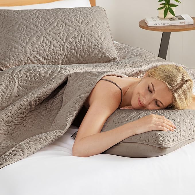 Exclusivo Mezcla California King Quilt Set, Taupe | Lightweight Soft Bedspreads Coverlets, All Season Bedding with 2 Pillow Shams, Modern Style for Bedroom Guest Room