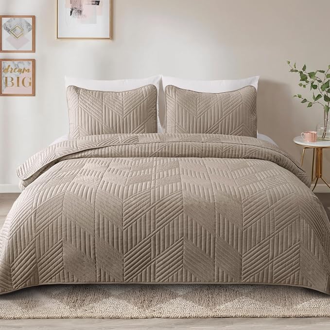 Exclusivo Mezcla California King Quilt Bedding Set, Taupe | Lightweight Bedspreads, Soft Microfiber, Modern Geometric Coverlet, All Season Bed Cover, 1 Quilt and 2 Pillow Shams