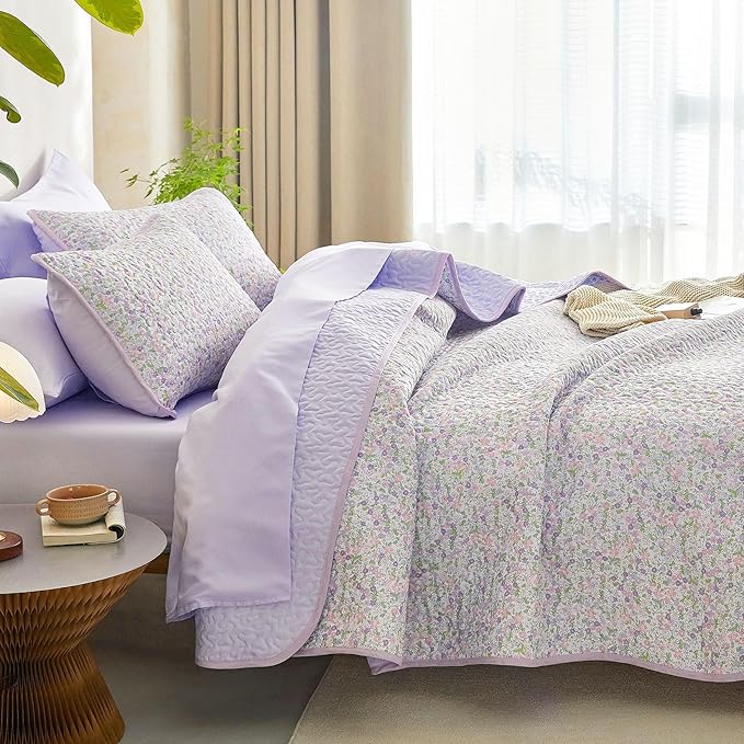 Wake In Cloud - Floral Quilt Set, Cute Vintage Flower Cottagecore Shabby Chic for Women Teen Girls, Reversible Lightweight Bedspread Coverlet, 3 Pieces, Lilac, Queen/Full Size