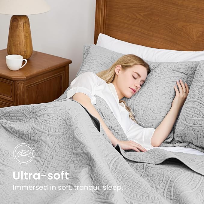 Love's cabin Oversized King Size Quilt Bedding Set Light Grey Bedspreads - Oversized King Lightweight Bedspread Comforter - Coin Pattern Coverlet for All Season - 3 Pieces (1 Quilt, 2 Pillow Shams)