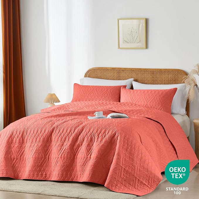 akkialla King/Cal King Size Quilt Bedding Set,Coral Lightweight Microfiber Soft Bedspread,Modern Style Geometric Pattern Coverlet Set for All Seasons,3 Piece(1 Quilt,2 Pillow Shams)