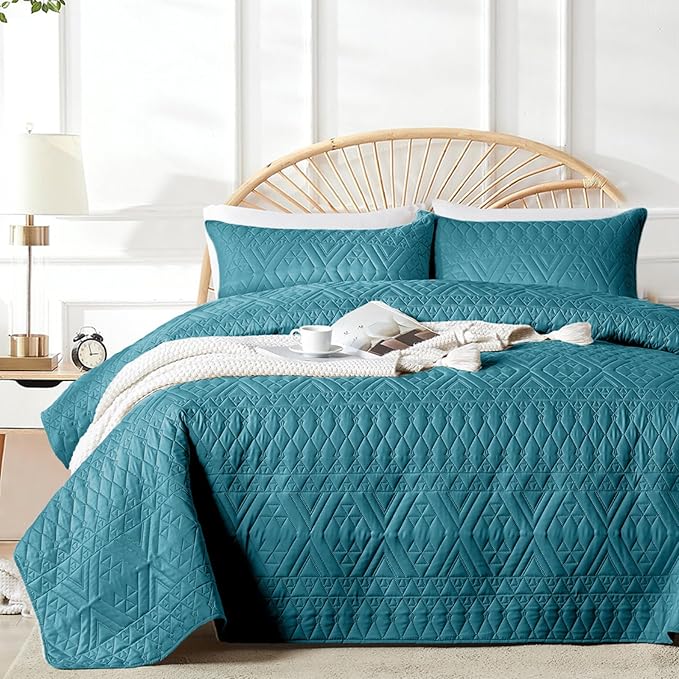 akkialla Full/Queen Quilt Set, Teal Lightweight Microfiber Bedspread Coverlet, Boho Geometric Pattern, Soft All-Season Bedding, 3-Piece (1 Quilt, 2 Pillow Shams)