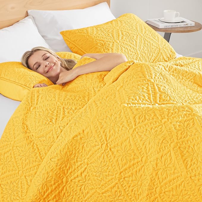 Exclusivo Mezcla California King Quilt Set, Bright Yellow | Lightweight Soft Bedspreads Coverlets, All Season Bedding with 2 Pillow Shams, Modern Style for Bedroom Guest Room