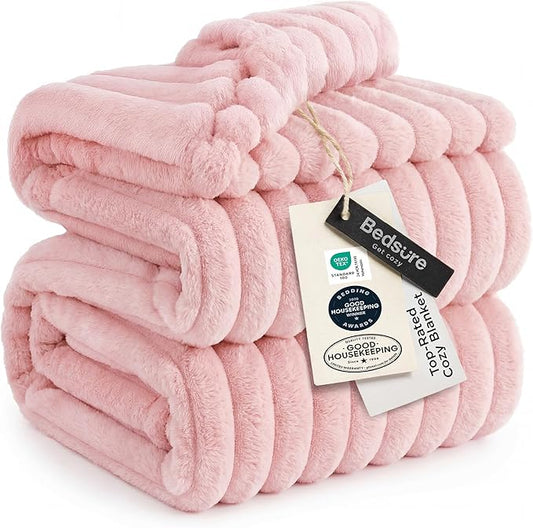 Bedsure Full Size Fleece Blankets for Bed Coral Pink 84"x90" | Birthday Gifts for Women Mom Her, Warm Lightweight Cozy Fluffy Throw Blanket Sofa, Dorm Room Home Decor, Machine Washable