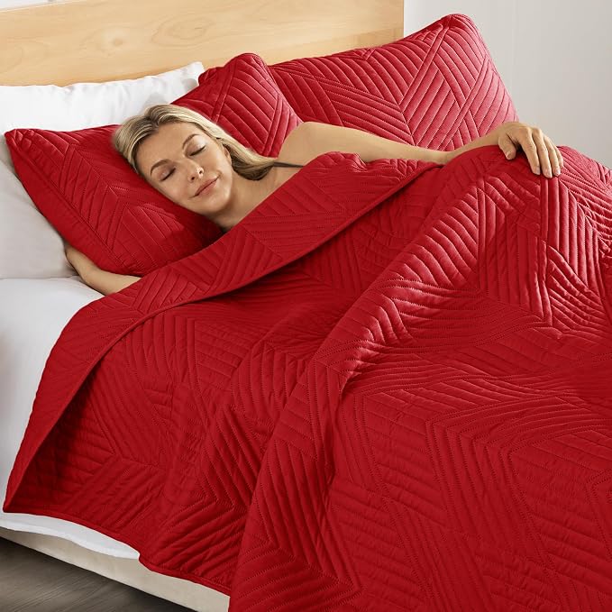 Exclusivo Mezcla California King Quilt Bedding Set, Red | Lightweight Bedspreads, Soft Microfiber, Modern Geometric Coverlet, All Season Bed Cover, 1 Quilt and 2 Pillow Shams