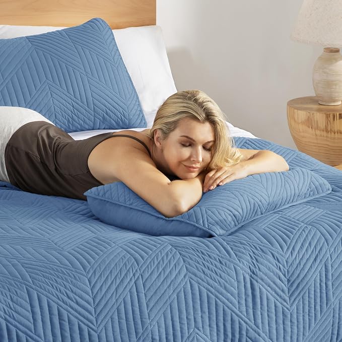 Exclusivo Mezcla Ultrasonic Full Queen Quilt Bedding Set, Grayish Blue | Lightweight Bedspreads, Soft Microfiber, Modern Geometric Coverlet, All Season Bed Cover, 1 Quilt and 2 Pillow Shams