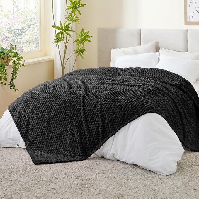 BEDELITE Black Large Throw Blanket for Couch, Cozy Gifts for Women, 50 * 70 | 3D Jacquard Decorative Fleece Blanket, Super Soft Plush Throw, Cute Birthday Gift for Women & Men, Suitable for All Seasons