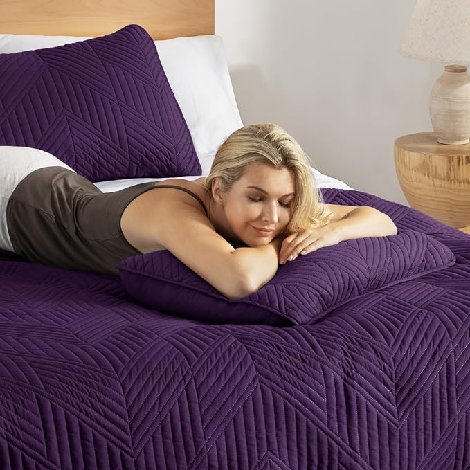 Exclusivo Mezcla Ultrasonic King Quilt Bedding Set, Deep Purple | Lightweight Bedspreads, Soft Microfiber, Modern Geometric Coverlet, All Season Bed Cover, 1 Quilt and 2 Pillow Shams