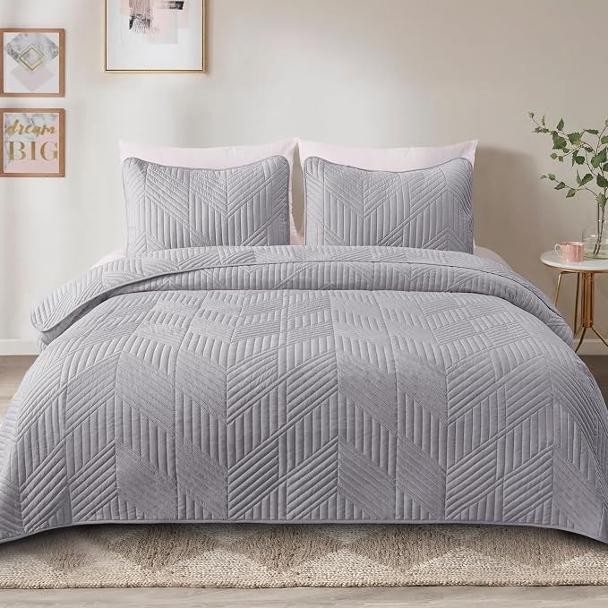 Exclusivo Mezcla Ultrasonic King Quilt Bedding Set, Light Grey | Lightweight Bedspreads, Soft Microfiber, Modern Geometric Coverlet, All Season Bed Cover, 1 Quilt and 2 Pillow Shams