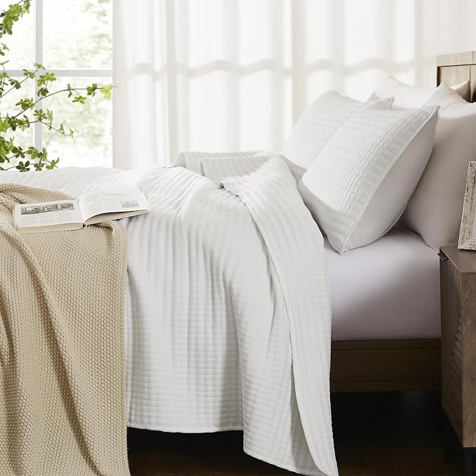 WRENSONGE White California/Oversized King Size Quilt Bedding Set | Lightweight Soft Bedspreads Coverlet with 2 Pillow Shams for All Season, 120" x 110"
