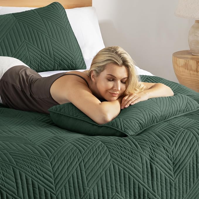 Exclusivo Mezcla California King Quilt Bedding Set, Green | Lightweight Bedspreads, Soft Microfiber, Modern Geometric Coverlet, All Season Bed Cover, 1 Quilt and 2 Pillow Shams