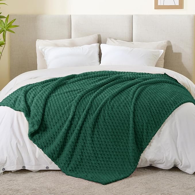 BEDELITE Dark Green Twin Blanket for Couch, Soft Cozy Gift for Women, 60*80 | 3D Jacquard Decorative Fleece Blanket, Super Soft Plush Throws, Cute Birthday Gift for Women & Men, Suitable for All Seasons