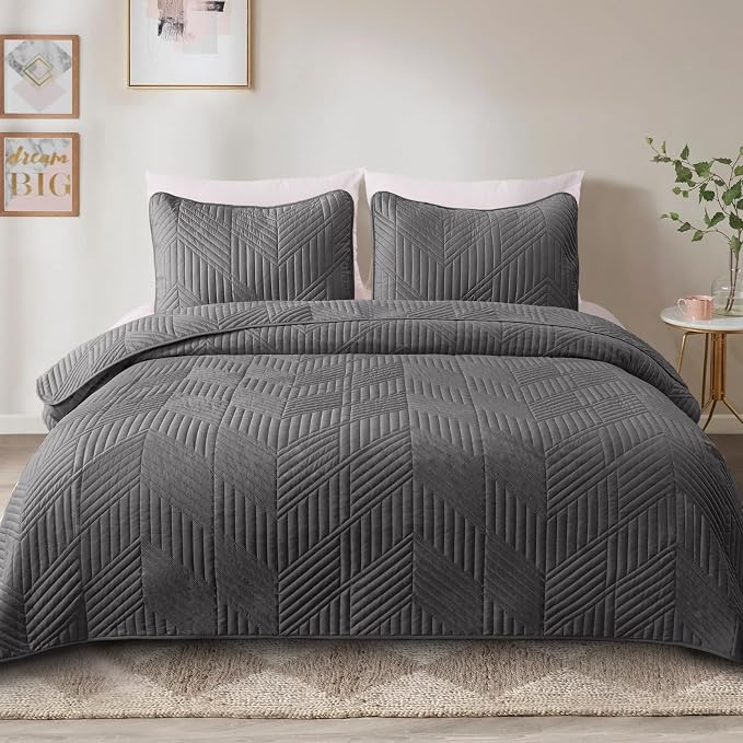 Exclusivo Mezcla Ultrasonic King Quilt Bedding Set, Grey | Lightweight Bedspreads, Soft Microfiber, Modern Geometric Coverlet, All Season Bed Cover, 1 Quilt and 2 Pillow Shams