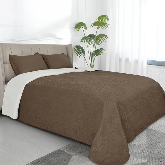 Easy-Going Reversible Quilt Set King, Bedspread with 2 Shams | Damask-Camel/Ivory, Lightweight Bed Comforter, 1 Quilt + 2 Pillow Shams, All-Season Coverlets for Bedroom