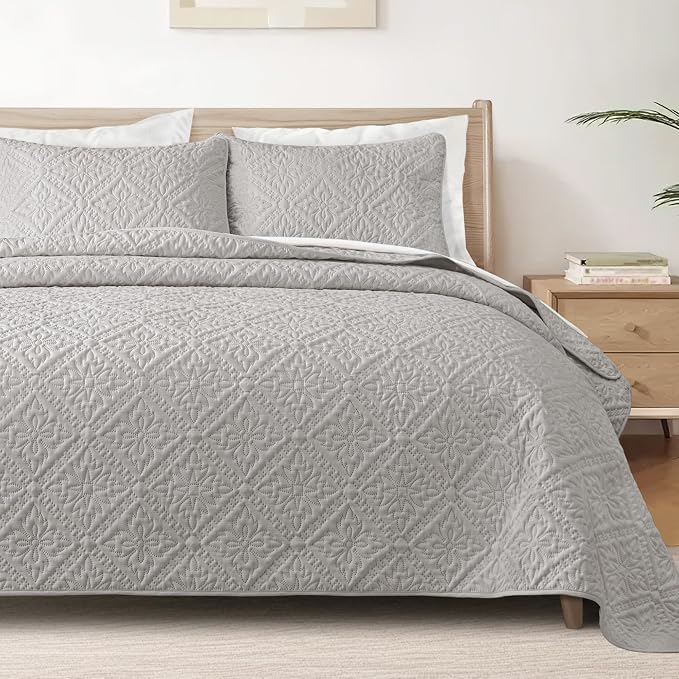 Exclusivo Mezcla California King Quilt Set, Light Grey | Lightweight Soft Bedspreads Coverlets, All Season Bedding with 2 Pillow Shams, Modern Style for Bedroom Guest Room