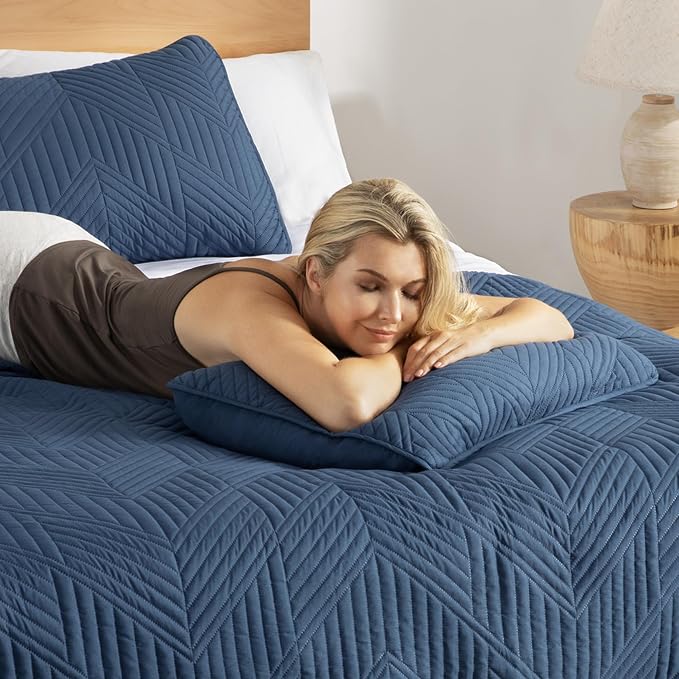 Exclusivo Mezcla California King Quilt Bedding Set, Navy Blue | Lightweight Bedspreads, Soft Microfiber, Modern Geometric Coverlet, All Season Bed Cover, 1 Quilt and 2 Pillow Shams