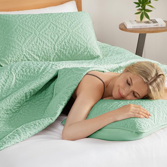 Exclusivo Mezcla King Quilt Set, Sage Green | Lightweight Soft Bedspreads Coverlets, All Season Bedding with 2 Pillow Shams, Modern Style for Bedroom Guest Room