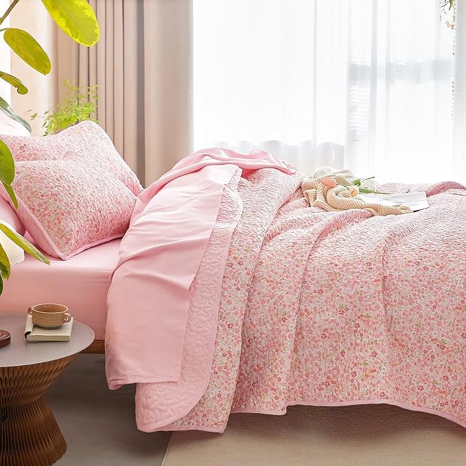 Wake In Cloud - Floral Quilt Set, Cute Vintage Flower Cottagecore Shabby Chic for Women Teen Girls, Reversible Lightweight Bedspread Coverlet, 3 Pieces, Pink, Queen/Full Size