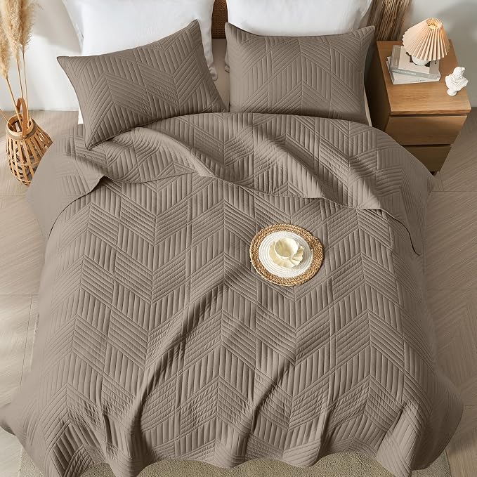 Davulos Full/Queen Quilt Set in Mocha Brown,Soft Reversible Microfiber Bedspread for All-Season Use,Lightweight Coverlet with Modern Geometric Pattern (1 Quilt, 2 Pillow Shams)