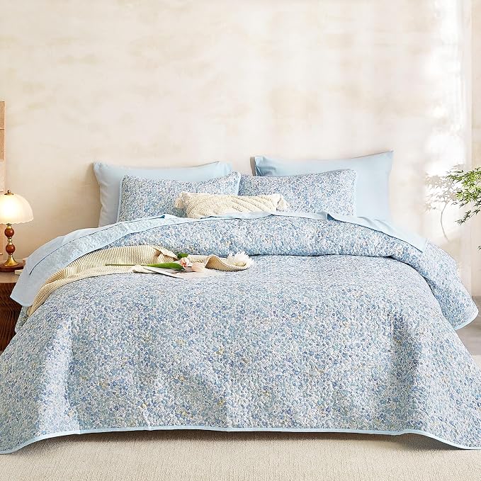 Wake In Cloud - Floral Quilt Set, Cute Vintage Flower Cottagecore Shabby Chic for Women Teen Girls, Reversible Lightweight Bedspread Coverlet, 3 Pieces, Light Blue, Queen/Full Size