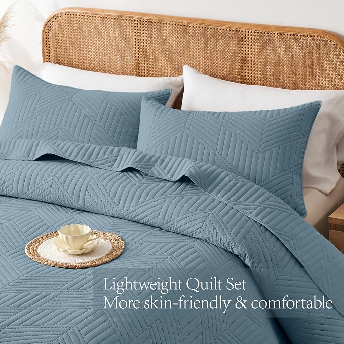 Davulos King/Cal King Quilt Set in Dusty Blue, Soft Reversible Microfiber Bedspread for All-Season Use in Bedroom or Dorm, Lightweight Modern Geometric Coverlet (1 Quilt, 2 Pillow Shams)