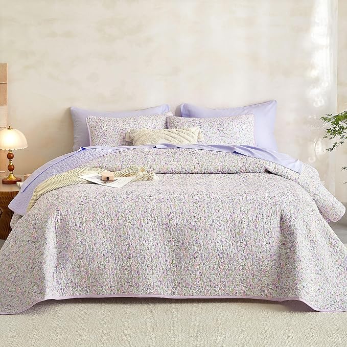 Wake In Cloud - Floral Quilt Set, Cute Vintage Flower Cottagecore Shabby Chic for Women Teen Girls, Reversible Lightweight Bedspread Coverlet, 3 Pieces, Lilac, Queen/Full Size