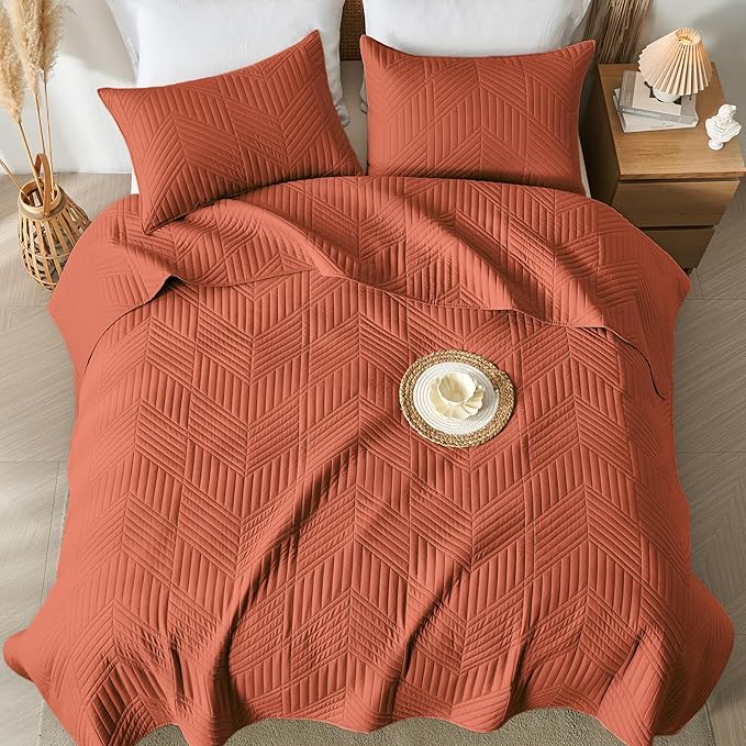 Davulos King/Cal King Quilt Set in Burnt Orange, Soft Reversible Microfiber Bedspread for All-Season Use in Bedroom or Dorm, Lightweight Modern Geometric Coverlet (1 Quilt, 2 Pillow Shams)