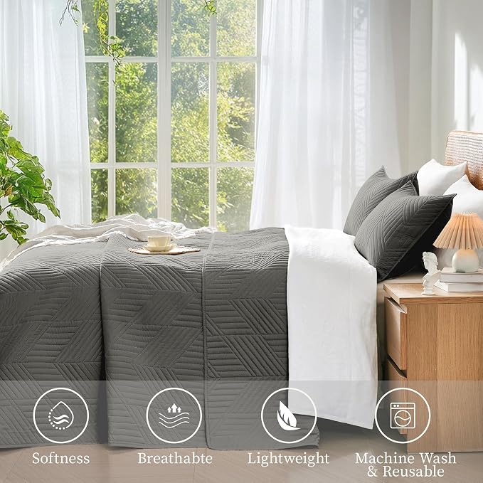 Davulos King/Cal King Quilt Set in Dark Grey, Soft Reversible Microfiber Bedspread for All-Season Use in Bedroom or Dorm, Lightweight Modern Geometric Coverlet (1 Quilt, 2 Pillow Shams)