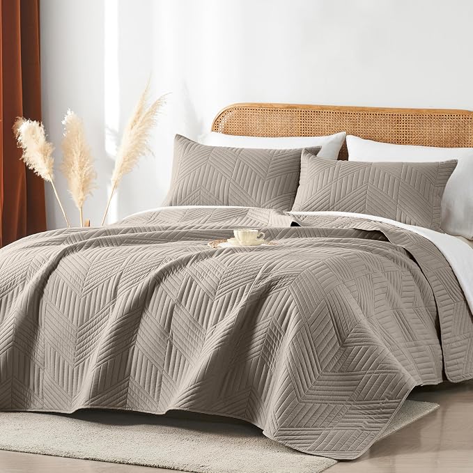 Davulos King/Cal King Quilt Set in Taupe, Soft Reversible Microfiber Bedspread for All-Season Use in Bedroom or Dorm, Lightweight Modern Geometric Coverlet (1 Quilt, 2 Pillow Shams)