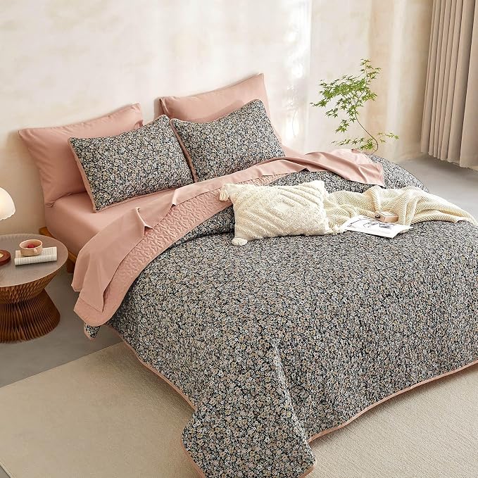 Wake In Cloud - Floral Quilt Set, Cute Vintage Flower Cottagecore Shabby Chic for Women Teen Girls, Reversible Lightweight Bedspread Coverlet, 3 Pieces, Black, Queen/Full Size