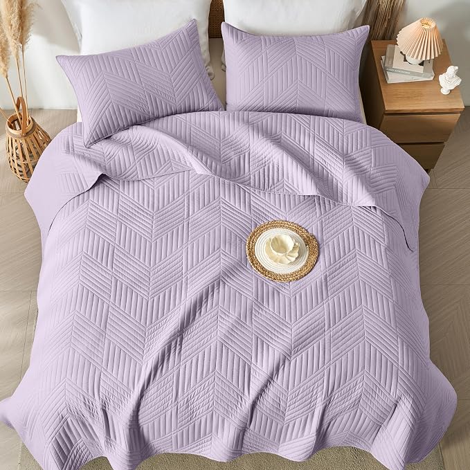 Davulos King/Cal King Quilt Set in Lavender, Soft Reversible Microfiber Bedspread for All-Season Use in Bedroom or Dorm, Lightweight Modern Geometric Coverlet (1 Quilt, 2 Pillow Shams)