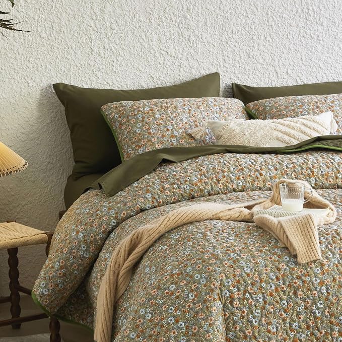 Wake In Cloud - Floral Quilt Set, Cute Vintage Flower Cottagecore Shabby Chic for Women Teen Girls, Reversible Lightweight Bedspread Coverlet, 3 Pieces, Olive Green, Queen/Full Size